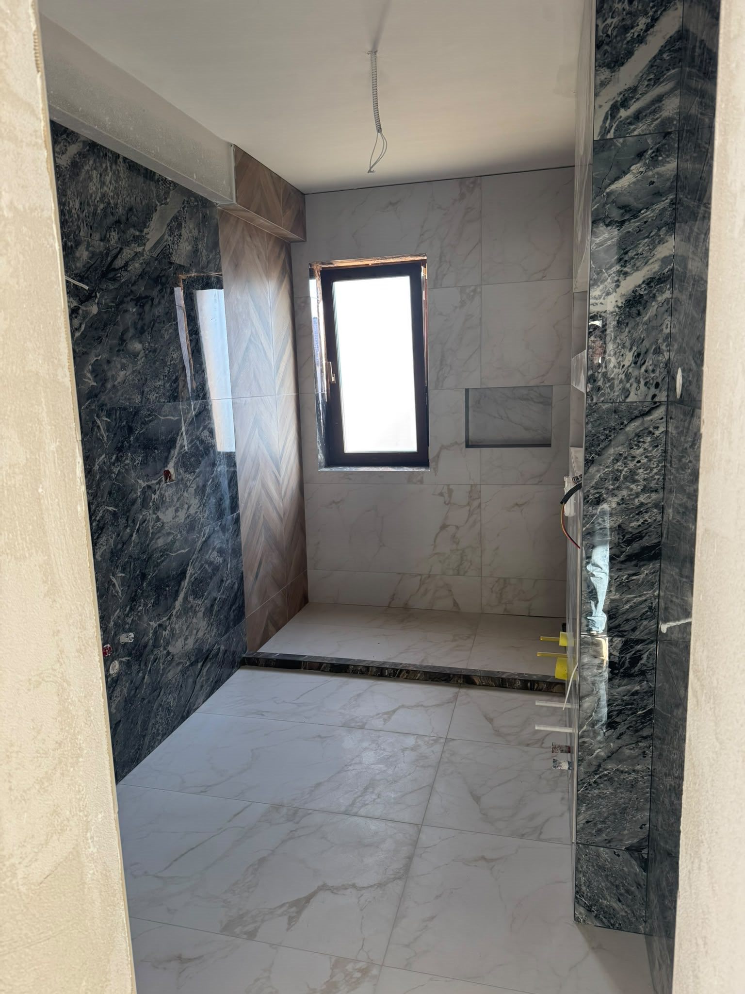 Baie cu placări ceramice în contrast alb și negru