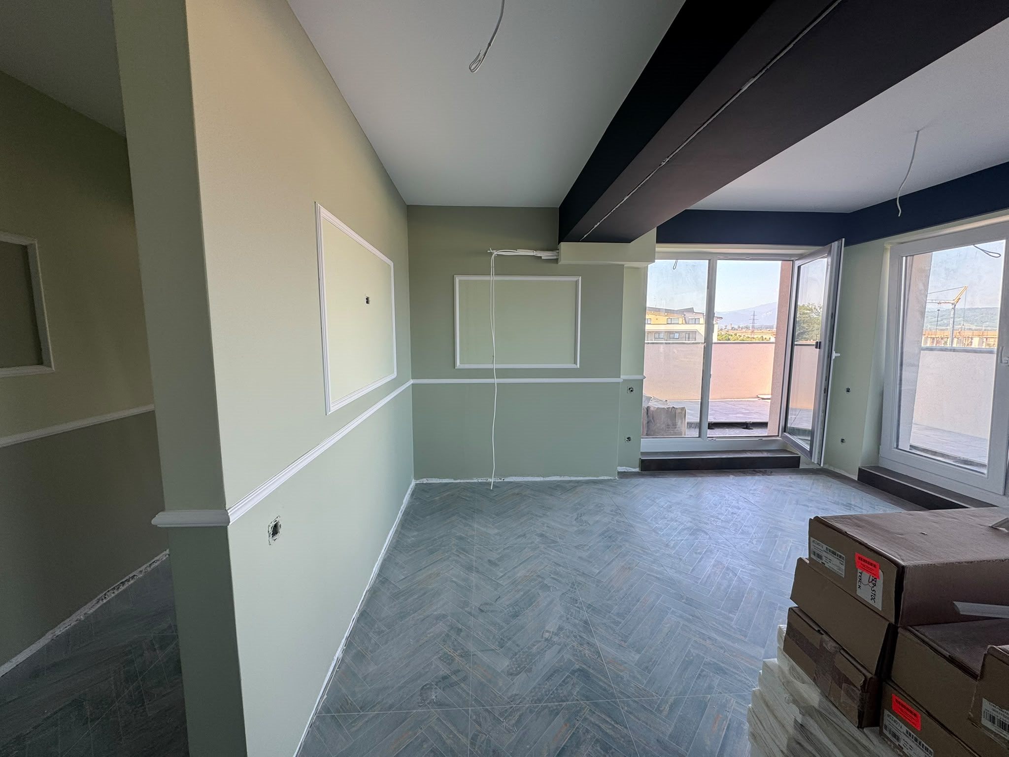 Interior verde cu profile decorative albe