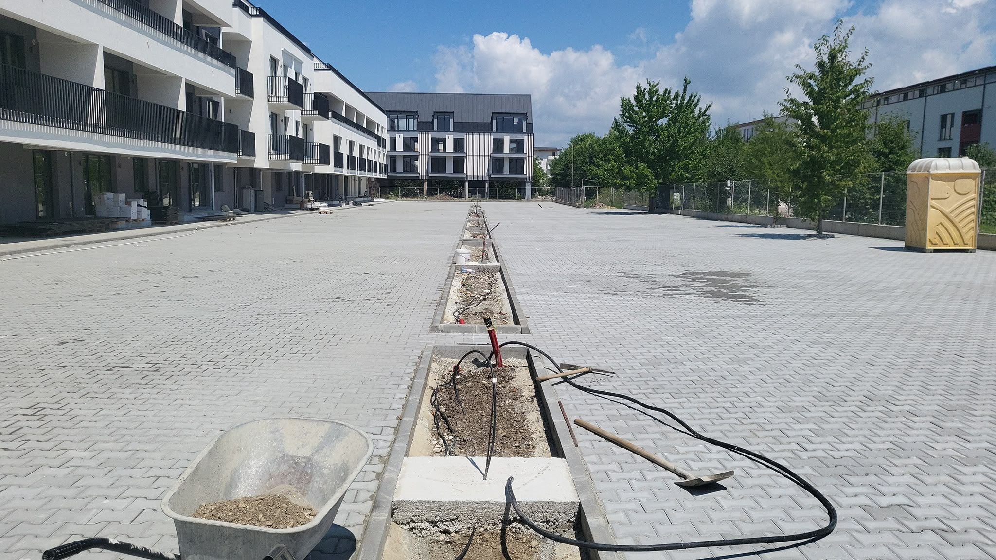 Suprafață amplă de pavaj într-un ansamblu rezidențial