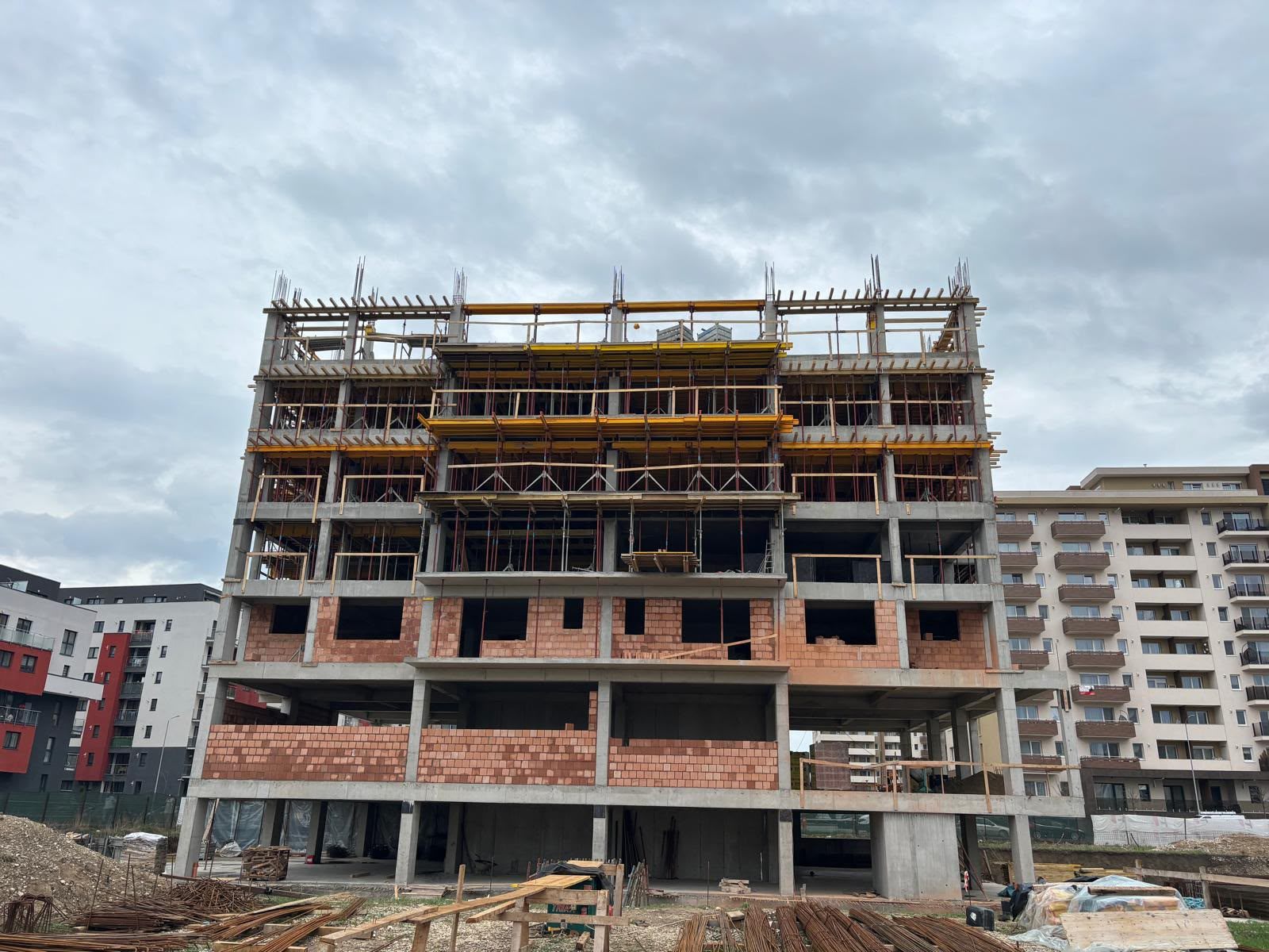 Clădire în faza de structură și zidărie